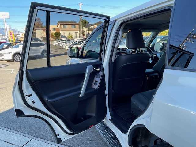 トヨタ ランドクルーザー プラド TX Lパッケージ 静岡県 2016(平28)年 4.9万km ホワイトパールクリスタルシャイン ●純正ナビ/(フルセグ/CD/DVD/Bluetooth/AUX)/●レザーシート/●前席パワーシート/●前席シートヒーター/●バック、サイド、フロントカメラ/●クルーズコントロール/●前後クリアランスソナー/●LEDヘッドライト＆フォグランプ/●オートライト/●革巻きステアリング/●ステアリングスイッチ/●ETC/●サンルーフ/●ダウンヒルアシストコントロール/●電動格納ウィンカーミラー/●電動格納サードシート/●スマートキー/●プッシュスタート/●純正フロアマット/●純正17インチアルミホイール/●ダブル＋サイド＋カーテンSRS＋ABS/●取扱説明書/●保証書