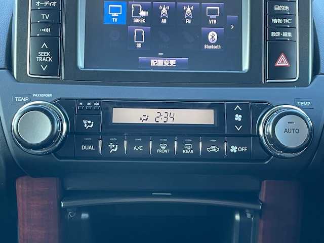 トヨタ ランドクルーザー プラド TX Lパッケージ 静岡県 2016(平28)年 4.9万km ホワイトパールクリスタルシャイン ●純正ナビ/(フルセグ/CD/DVD/Bluetooth/AUX)/●レザーシート/●前席パワーシート/●前席シートヒーター/●バック、サイド、フロントカメラ/●クルーズコントロール/●前後クリアランスソナー/●LEDヘッドライト＆フォグランプ/●オートライト/●革巻きステアリング/●ステアリングスイッチ/●ETC/●サンルーフ/●ダウンヒルアシストコントロール/●電動格納ウィンカーミラー/●電動格納サードシート/●スマートキー/●プッシュスタート/●純正フロアマット/●純正17インチアルミホイール/●ダブル＋サイド＋カーテンSRS＋ABS/●取扱説明書/●保証書