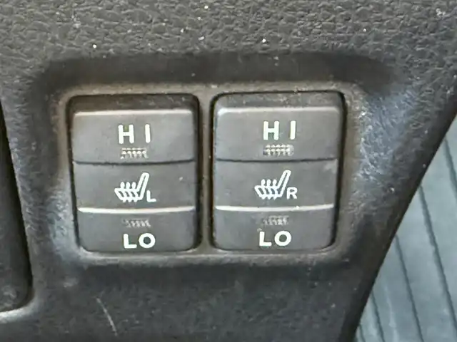 トヨタ ノア ハイブリッド 千葉県 2020(令2)年 6.3万km ホワイトパールクリスタルシャイン 純正9インチワイドナビ/・フルセグ/DVD/CD/BT/革巻きステアリング/ステアリングスイッチ/D/N席シートヒーター/ビルトインETC/バックカメラ/両側パワースライドドア 　