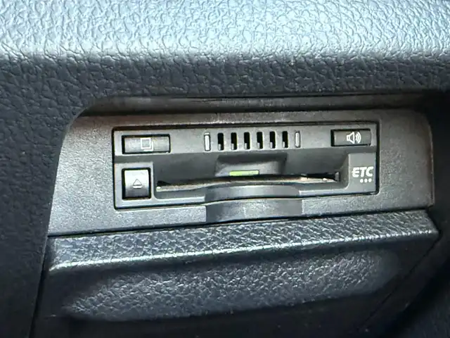 トヨタ ノア ハイブリッド 千葉県 2020(令2)年 6.3万km ホワイトパールクリスタルシャイン 純正9インチワイドナビ/・フルセグ/DVD/CD/BT/革巻きステアリング/ステアリングスイッチ/D/N席シートヒーター/ビルトインETC/バックカメラ/両側パワースライドドア 　