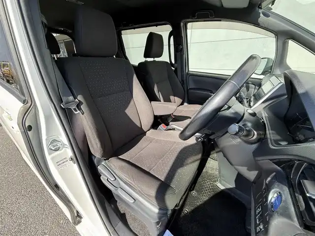 トヨタ ノア ハイブリッド 千葉県 2020(令2)年 6.3万km ホワイトパールクリスタルシャイン 純正9インチワイドナビ/・フルセグ/DVD/CD/BT/革巻きステアリング/ステアリングスイッチ/D/N席シートヒーター/ビルトインETC/バックカメラ/両側パワースライドドア 　