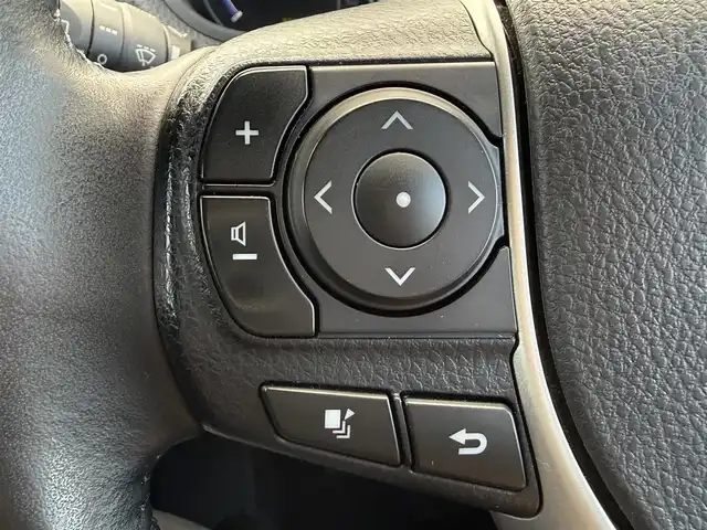 トヨタ ノア ハイブリッド 千葉県 2020(令2)年 6.3万km ホワイトパールクリスタルシャイン 純正9インチワイドナビ/・フルセグ/DVD/CD/BT/革巻きステアリング/ステアリングスイッチ/D/N席シートヒーター/ビルトインETC/バックカメラ/両側パワースライドドア 　