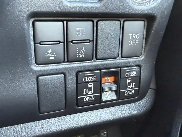 トヨタ ノア ハイブリッド 千葉県 2020(令2)年 6.3万km ホワイトパールクリスタルシャイン 純正9インチワイドナビ/・フルセグ/DVD/CD/BT/革巻きステアリング/ステアリングスイッチ/D/N席シートヒーター/ビルトインETC/バックカメラ/両側パワースライドドア 　