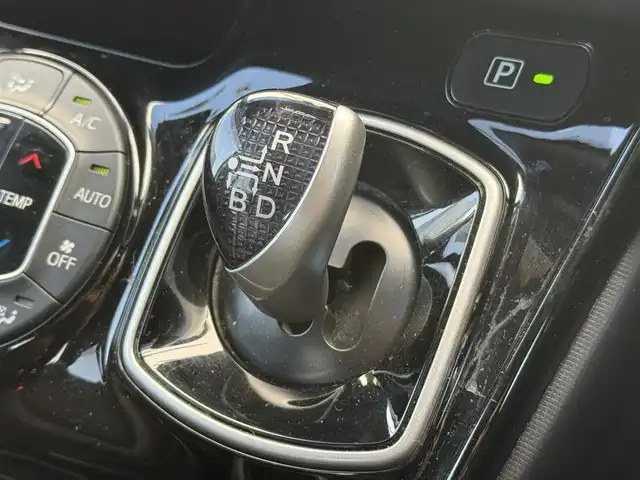 トヨタ ノア ハイブリッド 千葉県 2020(令2)年 6.3万km ホワイトパールクリスタルシャイン 純正9インチワイドナビ/・フルセグ/DVD/CD/BT/革巻きステアリング/ステアリングスイッチ/D/N席シートヒーター/ビルトインETC/バックカメラ/両側パワースライドドア 　