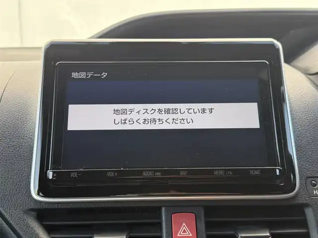 トヨタ ノア ハイブリッド 千葉県 2020(令2)年 6.3万km ホワイトパールクリスタルシャイン 純正9インチワイドナビ/・フルセグ/DVD/CD/BT/革巻きステアリング/ステアリングスイッチ/D/N席シートヒーター/ビルトインETC/バックカメラ/両側パワースライドドア 　