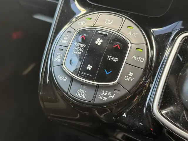 トヨタ ノア ハイブリッド 千葉県 2020(令2)年 6.3万km ホワイトパールクリスタルシャイン 純正9インチワイドナビ/・フルセグ/DVD/CD/BT/革巻きステアリング/ステアリングスイッチ/D/N席シートヒーター/ビルトインETC/バックカメラ/両側パワースライドドア 　