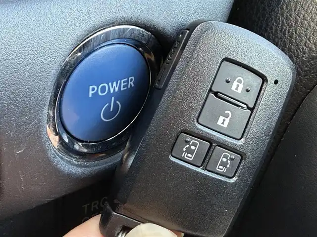 トヨタ ノア ハイブリッド 千葉県 2020(令2)年 6.3万km ホワイトパールクリスタルシャイン 純正9インチワイドナビ/・フルセグ/DVD/CD/BT/革巻きステアリング/ステアリングスイッチ/D/N席シートヒーター/ビルトインETC/バックカメラ/両側パワースライドドア 　