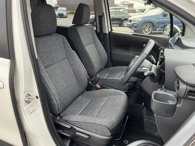 トヨタ シエンタ ハイブリッド Z 奈良県 2023(令5)年 3.2万km ホワイトパールクリスタルシャイン １０．５インチ純正ナビ　/フルセグテレビ　/ｂｌｕｅｔｏｏｔｈ　/バックカメラ　/ミラキャスト/ビルトインＥＴＣ　/社外前後ミラー型ドライブレコーダー　/両側パワースライドドア　/純正フロアマット/純正アルミホイール　/トヨタセーフティセンス/ブラインドスポットモニター/1500W/EVMODE/ドライブMODE