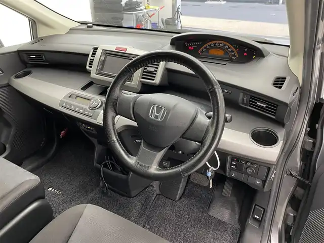 ホンダ フリード G ハイウェイエディション 滋賀県 2010(平22)年 5.6万km ポリッシュドメタルメタリック 社外ナビ/(CD/DVD/フルセグ/USB)/片側パワースライドドア/ETC/オートライト/LEDヘッドライト/電動格納ミラー/純正フロアマット/スペアキー