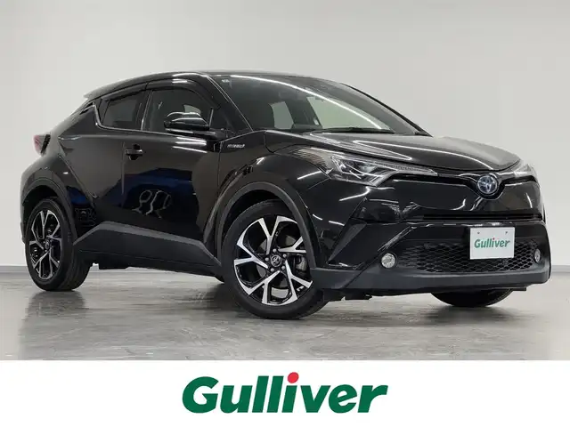 トヨタ Ｃ－ＨＲ G 三重県 2017(平29)年 6.1万km ブラックマイカ ハイブリッド/FF/フロアCVT/純正 9インチナビ NSZT-Y66T/（AM/FM/CD/DVD/TV/SD/SDREC/Bluetooth）/バックカメラ/ドライブレコーダー 前後/ビルトイン ETC/Toyota Safety Sense P/・プリクラッシュセーフティ［PCS］/・レーンディパーチャーアラート［LDA］（操舵支援・ふらつき検知機能あり）/・ブラインドスポットモニター［BSM］/・【OP】トラフィックアラート［RCTA］/・クリアランスソナー/・パーキングサポートブレーキ［PKSB］（前後静止物）/・オートハイビーム［AHB］/装備/・ハーフレザーシート/・シートヒーター（D/N）/・電動ランバーサポート（D）/・左右独立オートエアコン/・オートライト/・LEDヘッドライト/・LEDフロントフォグライト/・シーケンシャルフロントウインカーランプ/・電子制御パーキングブレーキ/・オートブレーキホールド機能/・ステアリングリモコン/・雨滴感応式フロントワイパー/・プッシュスタート/・スマートキーシステム/・純正18inAW/・保/取/ナビ取/・予備スマートキーx1