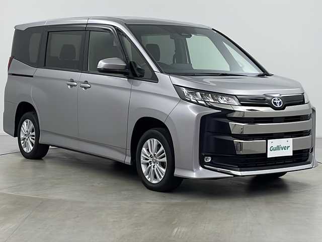 トヨタ ノア ハイブリッド S－G 道央・札幌 2022(令4)年 4.5万km メタルストリームM ・ワンオーナー/・４WD/・寒冷地仕様/・左側パワースライドドア/・トヨタセーフティセンス/・レーダークルーズコントロール/・レーントレーシングアシスト/・プリクラッシュセーフティ/・オートマチックハイビーム/・ロードサインアシスト/・プロアクティブドライビングアシスト/・クリアランスソナー/・横滑り防止装置/・オートブレーキホールド/・AC100V1500Wアクセサリーコンセント/・リヤオートエアコン/・エンジンスターター/・10.5インチディスプレイオーディオ/（コネクティッドナビ（2027.7.31）/CD.DVDデッキ/フルセグTV　USB/HDMI/AppleCarPlay/AndroidAuto）/・バックカメラ/・ETC2.0/・LEDヘッドランプ/・ヘッドライトレベライザー/・純正16インチアルミホイール