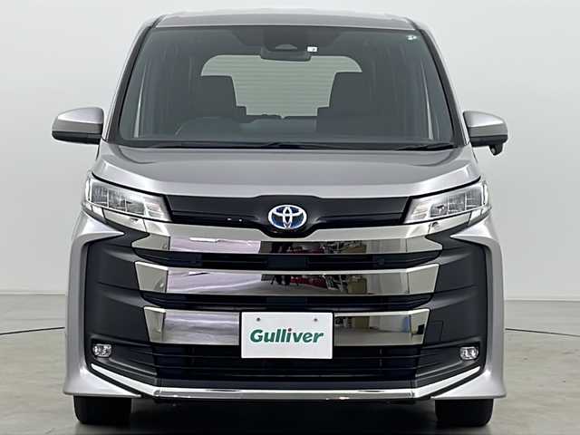 トヨタ ノア ハイブリッド S－G 道央・札幌 2022(令4)年 4.5万km メタルストリームM ・ワンオーナー/・４WD/・寒冷地仕様/・左側パワースライドドア/・トヨタセーフティセンス/・レーダークルーズコントロール/・レーントレーシングアシスト/・プリクラッシュセーフティ/・オートマチックハイビーム/・ロードサインアシスト/・プロアクティブドライビングアシスト/・クリアランスソナー/・横滑り防止装置/・オートブレーキホールド/・AC100V1500Wアクセサリーコンセント/・リヤオートエアコン/・エンジンスターター/・10.5インチディスプレイオーディオ/（コネクティッドナビ（2027.7.31）/CD.DVDデッキ/フルセグTV　USB/HDMI/AppleCarPlay/AndroidAuto）/・バックカメラ/・ETC2.0/・LEDヘッドランプ/・ヘッドライトレベライザー/・純正16インチアルミホイール