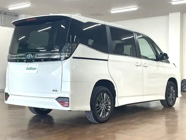 トヨタ ヴォクシー ハイブリッド S－Z 道央・札幌 2024(令6)年 1.4万km ホワイトパールクリスタルシャイン 4WD/寒冷地仕様/10.5インチ純正ナビ/・フルセグTV/CD/DVD/BT/AM/FM/バックカメラ/両側パワースライドドア/ハーフレーザーシート/前席シートヒーター/トヨタセーフティセンス/・プリクラッシュセーフティ/・レーントレーシングアシスト/・レーンディパーチャーアラート/・ロードサインアシスト/・発進遅れ告知機能/・緊急時操舵支援/・低速時加速制御機能/横滑り防止装置/前後コーナーセンサー/レーダークルーズコントロール/ユニバーサルステップ/ビルトインETC/ドライブレコーダー/電動パーキングブレーキ/ブレーキホールド/社外フロアマット/ステアリングリモコン/ウインカーミラー/プッシュスタート/スマートキー/スペアキー/オートライト/アダプティブハイビーム/LEDヘッドライト/電動格納ミラー/純正16インチAW/AC100V電源/3列シート/新車時保証書/取扱説明書/ナビ取扱説明書