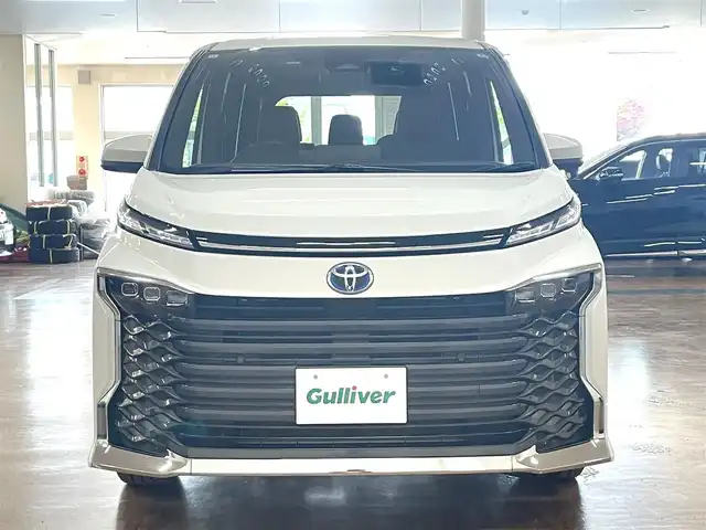 トヨタ ヴォクシー ハイブリッド S－Z 道央・札幌 2024(令6)年 1.4万km ホワイトパールクリスタルシャイン 4WD/寒冷地仕様/10.5インチ純正ナビ/・フルセグTV/CD/DVD/BT/AM/FM/バックカメラ/両側パワースライドドア/ハーフレーザーシート/前席シートヒーター/トヨタセーフティセンス/・プリクラッシュセーフティ/・レーントレーシングアシスト/・レーンディパーチャーアラート/・ロードサインアシスト/・発進遅れ告知機能/・緊急時操舵支援/・低速時加速制御機能/横滑り防止装置/前後コーナーセンサー/レーダークルーズコントロール/ユニバーサルステップ/ビルトインETC/ドライブレコーダー/電動パーキングブレーキ/ブレーキホールド/社外フロアマット/ステアリングリモコン/ウインカーミラー/プッシュスタート/スマートキー/スペアキー/オートライト/アダプティブハイビーム/LEDヘッドライト/電動格納ミラー/純正16インチAW/AC100V電源/3列シート/新車時保証書/取扱説明書/ナビ取扱説明書