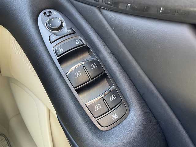 日産 スカイライン 200GT－t 福岡県 2015(平27)年 5.7万km ラディアントレッド 横滑り機能/盗難防止機能/ドラレコ/バックカメラ/純正SDナビ/Bluetooth/フルセグTV/CDチェンジャー/ipod.AUX/USB/純正フロアマット/純正AW/ビルトインETC/LEDライト/パワーシート/クルコン