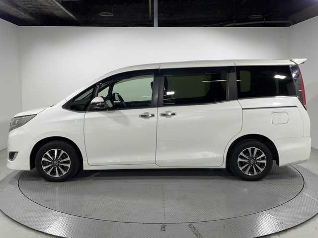 トヨタ エスクァイア Gi 広島県 2018(平30)年 5.8万km ホワイトパールクリスタルシャイン 禁煙車/純正ナビ/フリップダウンモニター/両側パワースライドドア/デジタルインナーミラー/バックカメラ/シートヒーター/純正フロアマット/純正15インチアルミホーイル/オートマチックハイビーム/レーンキープ/ETC
