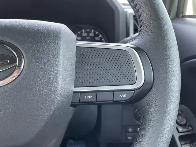 ダイハツ タフト G ダーククロムベンチャー 滋賀県 2023(令5)年 1.1万km セラミックグリーンM 禁煙車/純正９インチスマホ連携ディスプレイオーディオ/【フルセグTV/Bluetooth/HDMI//AppleCarPlay/AndroidAuto】/バックカメラ/ＥＴＣ/ドライブレコーダー/ガラスルーフ/スマートアシスト/・衝突警報機能/・衝突回避支援ブレーキ機能/・車線逸脱警報機能/・車線逸脱抑制制御機能/・ふらつき警報機能/・先行車発進お知らせ機能/・アダプティブドライビングビーム/・標識認識機能/・ブレーキ制御付誤発進抑制機能/・コーナーセンサー/・路外逸脱警報機能/ＬＥＤライト/シートヒーター/オートホールド