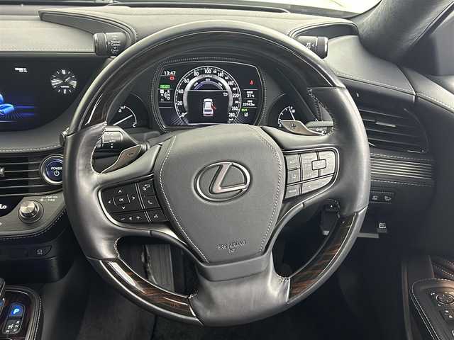 レクサス ＬＳ 500h エグゼクティブ 道央・札幌 2017(平29)年 2.4万km グラファイトブラックガラスフレーク ・４WD/・マークレビンソンサウンド/・メーカーナビ/　CD/DVD/SD/BT/Blu-ray/フルセグ/・パノラミックビューモニター/・デジタルインナーミラー/・リアエンターテイメントシステム/・AC１００V/・レクサスセーフティシステム＋/・ヘッドアップディスプレイ/・レザーシート/・全席パワーシート/・全席エア/シートヒーター/・後席温感リラクゼーションシート/・パワーバックドア/・プッシュスタート/・スマートキー/・3眼LEDヘッドライト/・オートハイビーム/・純正フロアマット/・純正19インチAW