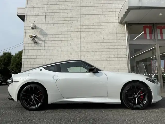 日産 フェアレディ Ｚ バージョンST 埼玉県 2024(令6)年 0.3万km パールⅡ 外部検査済み/ワンオーナー/6MTモデル/V6ツインターボ/カラー：プリズムホワイト×スーパーブラック/（カラーコード：XKJ）/ツートンルーフ/3連メーター/BOSEサウンド/ハーフレザーシート/シートヒーター/純正ナビゲーション/フルセグTV／Bluetooth/バックカメラ/レーダークルーズコントロール/レーダーブレーキ/フロアマット/ETC20/新車保証書/取扱説明書