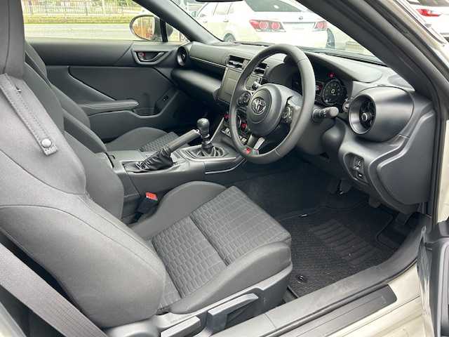 トヨタ ＧＲ８６ RC 埼玉県 2024(令6)年 0.1万km クリスタルホワイトパール EyeSight/・プリクラッシュブレーキ/・全車速追従機能付きクルーズコントロール/・車線逸脱警報/・ふらつき警報/・先行車発進お知らせ機能/クリアランスソナー(リアのみ)/横滑り防止装置/ステアリングスイッチ/SYNCスイッチ/オートライト/オートハイビーム/2.1A USB/ドアバイザー/純正フロアマット/保証書/取扱説明書/スペアキー