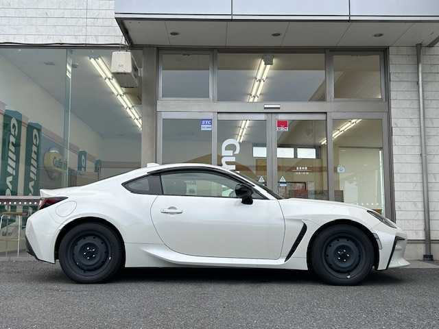 トヨタ ＧＲ８６ RC 埼玉県 2024(令6)年 0.1万km クリスタルホワイトパール EyeSight/・プリクラッシュブレーキ/・全車速追従機能付きクルーズコントロール/・車線逸脱警報/・ふらつき警報/・先行車発進お知らせ機能/クリアランスソナー(リアのみ)/横滑り防止装置/ステアリングスイッチ/SYNCスイッチ/オートライト/オートハイビーム/2.1A USB/ドアバイザー/純正フロアマット/保証書/取扱説明書/スペアキー