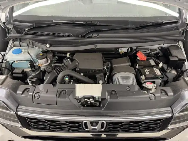 ホンダ Ｎ ＷＧＮ カスタム Lターボ 三重県 2024(令6)年 0.8万km プラチナホワイトパール ガソリン・ターボ/FF/MTモード付インパネCVT/ケンウッド 7インチ『彩速ナビ』 MDV-S710/（FM/AM/CD/DVD/iPod/USB/SD/内蔵メモリ/Bluetooth/HDMI/SMART USEN）/バックカメラ/ドライブレコーダー 前後/ETC/Honda SENSING/・衝突軽減ブレーキ［CMBS］/・車線維持支援システム［LKAS］/・アダプティブクルーズコントロール［ACC］/・路外逸脱抑制機能/・先行車発進お知らせ機能/・標識認識機能/・パーキングセンサーシステム/・オートハイビーム機能/・装備/・シートヒーター（D/N）/・オートエアコン/・オートライト/・LEDヘッドライト＆フロントフォグランプ/・パドルシフト/・電子パーキングブレーキ＆ブレーキホールド機能/・USBジャック（充電用x2）/・電動格納ドアミラー（ウインカー付）/・純正 15inAW（ブラック塗装）/・スマートキーx2/・保/など