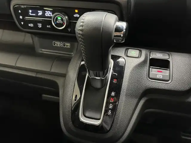 ホンダ Ｎ ＷＧＮ カスタム Lターボ 三重県 2024(令6)年 0.8万km プラチナホワイトパール ガソリン・ターボ/FF/MTモード付インパネCVT/ケンウッド 7インチ『彩速ナビ』 MDV-S710/（FM/AM/CD/DVD/iPod/USB/SD/内蔵メモリ/Bluetooth/HDMI/SMART USEN）/バックカメラ/ドライブレコーダー 前後/ETC/Honda SENSING/・衝突軽減ブレーキ［CMBS］/・車線維持支援システム［LKAS］/・アダプティブクルーズコントロール［ACC］/・路外逸脱抑制機能/・先行車発進お知らせ機能/・標識認識機能/・パーキングセンサーシステム/・オートハイビーム機能/・装備/・シートヒーター（D/N）/・オートエアコン/・オートライト/・LEDヘッドライト＆フロントフォグランプ/・パドルシフト/・電子パーキングブレーキ＆ブレーキホールド機能/・USBジャック（充電用x2）/・電動格納ドアミラー（ウインカー付）/・純正 15inAW（ブラック塗装）/・スマートキーx2/・保/など