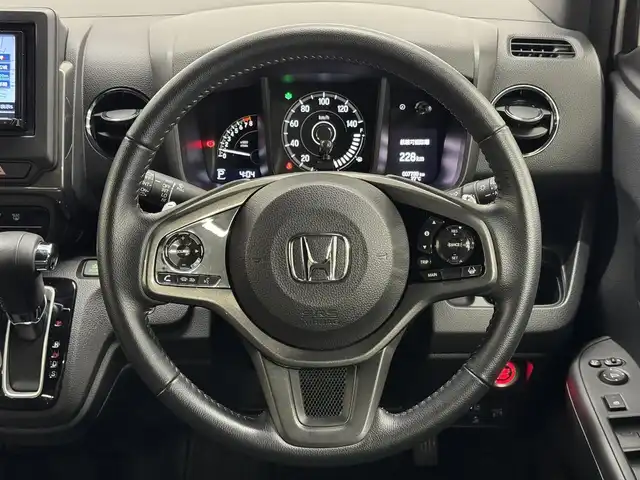 ホンダ Ｎ ＷＧＮ カスタム Lターボ 三重県 2024(令6)年 0.8万km プラチナホワイトパール ガソリン・ターボ/FF/MTモード付インパネCVT/ケンウッド 7インチ『彩速ナビ』 MDV-S710/（FM/AM/CD/DVD/iPod/USB/SD/内蔵メモリ/Bluetooth/HDMI/SMART USEN）/バックカメラ/ドライブレコーダー 前後/ETC/Honda SENSING/・衝突軽減ブレーキ［CMBS］/・車線維持支援システム［LKAS］/・アダプティブクルーズコントロール［ACC］/・路外逸脱抑制機能/・先行車発進お知らせ機能/・標識認識機能/・パーキングセンサーシステム/・オートハイビーム機能/・装備/・シートヒーター（D/N）/・オートエアコン/・オートライト/・LEDヘッドライト＆フロントフォグランプ/・パドルシフト/・電子パーキングブレーキ＆ブレーキホールド機能/・USBジャック（充電用x2）/・電動格納ドアミラー（ウインカー付）/・純正 15inAW（ブラック塗装）/・スマートキーx2/・保/など