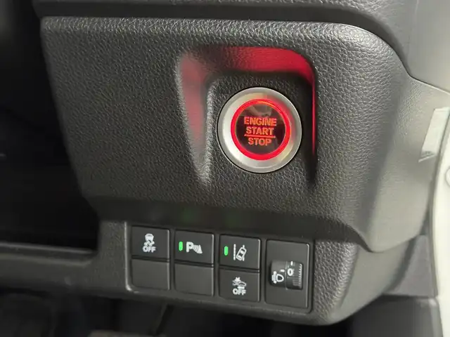 ホンダ Ｎ ＷＧＮ カスタム Lターボ 三重県 2024(令6)年 0.8万km プラチナホワイトパール ガソリン・ターボ/FF/MTモード付インパネCVT/ケンウッド 7インチ『彩速ナビ』 MDV-S710/（FM/AM/CD/DVD/iPod/USB/SD/内蔵メモリ/Bluetooth/HDMI/SMART USEN）/バックカメラ/ドライブレコーダー 前後/ETC/Honda SENSING/・衝突軽減ブレーキ［CMBS］/・車線維持支援システム［LKAS］/・アダプティブクルーズコントロール［ACC］/・路外逸脱抑制機能/・先行車発進お知らせ機能/・標識認識機能/・パーキングセンサーシステム/・オートハイビーム機能/・装備/・シートヒーター（D/N）/・オートエアコン/・オートライト/・LEDヘッドライト＆フロントフォグランプ/・パドルシフト/・電子パーキングブレーキ＆ブレーキホールド機能/・USBジャック（充電用x2）/・電動格納ドアミラー（ウインカー付）/・純正 15inAW（ブラック塗装）/・スマートキーx2/・保/など
