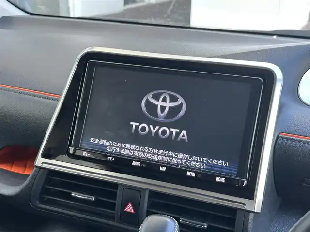 トヨタ シエンタ ハイブリッド G クエロ 静岡県 2018(平30)年 3万km ホワイトパールクリスタルシャイン ７人乗り/トヨタセーフティセンス/プリクラッシュ/オートハイビーム/純正９型ＳＤナビ/フルセグTV/全周囲カメラ/ＤＶＤ再生/ドラレコ/ＥＴＣ/社外デジタルミラー/ハーフレザー/ハンドル＆シートヒーター/両側電動スライドドア/ＬＥＤヘッドライト/フォグ/ＰＫＳＢ/LDA