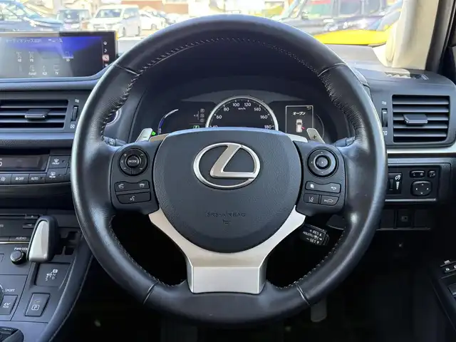 レクサス ＣＴ 200h バージョンC 大分県 2017(平29)年 1万km ソニックチタニウム ・純正ナビ(CD/DVD/SD/BT/AUX/USB)/・バックカメラ/・テレビキャンセラー/・プリクラッシュセーフティ/・レーダークルーズコントロール/・ETC 2.0/・パドルシフト/・ステアリングリモコン/・オートハイビーム/・パワーシート/・シートヒーター/・スマートキー/・プッシュスタート