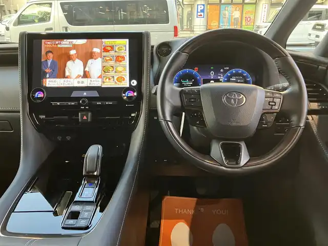 トヨタ アルファードハイブリット Z 神奈川県 2024(令6)年 2.3万km プラチナホワイトパールマイカ ワンオーナー/新車保証書/取扱説明書/レザーシート/パワーシート/シートヒーター/14インチディスプレイオーディオ/ナビ・フルセグTV/Bluetooth/USB入力/HDMI入力/AppleCarPlay/AndroidAuto/ETC2.0/ブラインドスポットモニター/左右独立ムーンルーフ/デジタルインナーミラー/セーフティセンス/・プリクラッシュセーフティ/・レーントレーシングアシスト/・レーンディパーチャーアラート/・全車速追従機能付レーダークルーズコントロール/・アダプティブハイビームアシスト/・ロードサインアシスト/・ドライバー異常時対応システム/・プロアクティブドライビングアシスト/・発進遅れ告知機能/両側パワースライドドア/パワーバックドア/三眼LEDヘッドライト