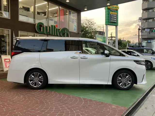 トヨタ アルファードハイブリット Z 神奈川県 2024(令6)年 2.3万km プラチナホワイトパールマイカ ワンオーナー/新車保証書/取扱説明書/レザーシート/パワーシート/シートヒーター/14インチディスプレイオーディオ/ナビ・フルセグTV/Bluetooth/USB入力/HDMI入力/AppleCarPlay/AndroidAuto/ETC2.0/ブラインドスポットモニター/左右独立ムーンルーフ/デジタルインナーミラー/セーフティセンス/・プリクラッシュセーフティ/・レーントレーシングアシスト/・レーンディパーチャーアラート/・全車速追従機能付レーダークルーズコントロール/・アダプティブハイビームアシスト/・ロードサインアシスト/・ドライバー異常時対応システム/・プロアクティブドライビングアシスト/・発進遅れ告知機能/両側パワースライドドア/パワーバックドア/三眼LEDヘッドライト