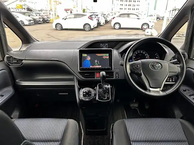 トヨタ ヴォクシー ZS 煌Ⅱ 宮城県 2016(平28)年 8.8万km ブラック セーフティセンスC/・プリクラッシュセーフティ/・レーンディパーチャーアラート/・オートマチックハイビーム/先行車発進告知機能/フリップダウンモニター/純正9インチナビ（NSZT-Y64T）/・CD/DVD/・Bluetooth/・フルセグTV/バックカメラ/ビルトインETC/両側パワースライドドア/革巻きステアリング/LEDヘッドランプ/フォグランプ/オートライト/スマートキー＆プッシュスタート/電動格納ミラー/社外15インチAW/純正ドアバイザー/純正フロアマット/Wエアバッグ