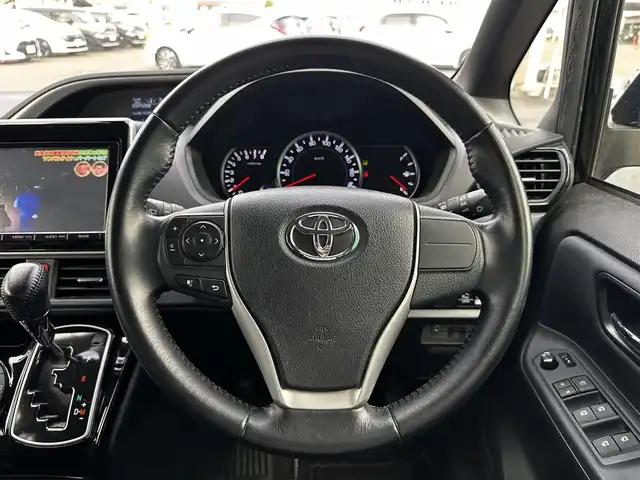 トヨタ ヴォクシー ZS 煌Ⅱ 宮城県 2016(平28)年 8.8万km ブラック セーフティセンスC/・プリクラッシュセーフティ/・レーンディパーチャーアラート/・オートマチックハイビーム/先行車発進告知機能/フリップダウンモニター/純正9インチナビ（NSZT-Y64T）/・CD/DVD/・Bluetooth/・フルセグTV/バックカメラ/ビルトインETC/両側パワースライドドア/革巻きステアリング/LEDヘッドランプ/フォグランプ/オートライト/スマートキー＆プッシュスタート/電動格納ミラー/社外15インチAW/純正ドアバイザー/純正フロアマット/Wエアバッグ