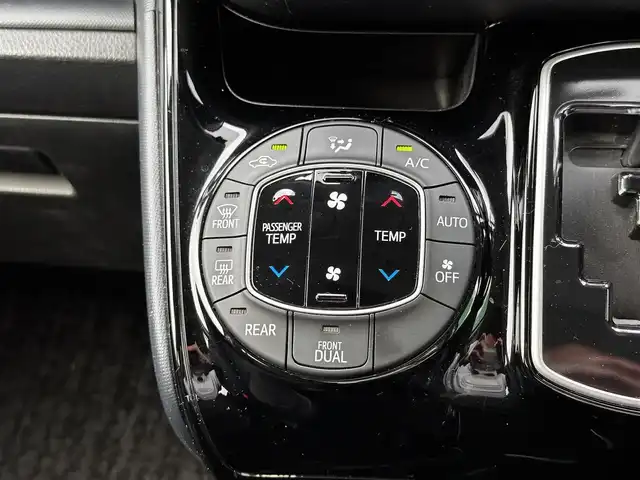 トヨタ ヴォクシー ZS 煌Ⅱ 宮城県 2016(平28)年 8.8万km ブラック セーフティセンスC/・プリクラッシュセーフティ/・レーンディパーチャーアラート/・オートマチックハイビーム/先行車発進告知機能/フリップダウンモニター/純正9インチナビ（NSZT-Y64T）/・CD/DVD/・Bluetooth/・フルセグTV/バックカメラ/ビルトインETC/両側パワースライドドア/革巻きステアリング/LEDヘッドランプ/フォグランプ/オートライト/スマートキー＆プッシュスタート/電動格納ミラー/社外15インチAW/純正ドアバイザー/純正フロアマット/Wエアバッグ