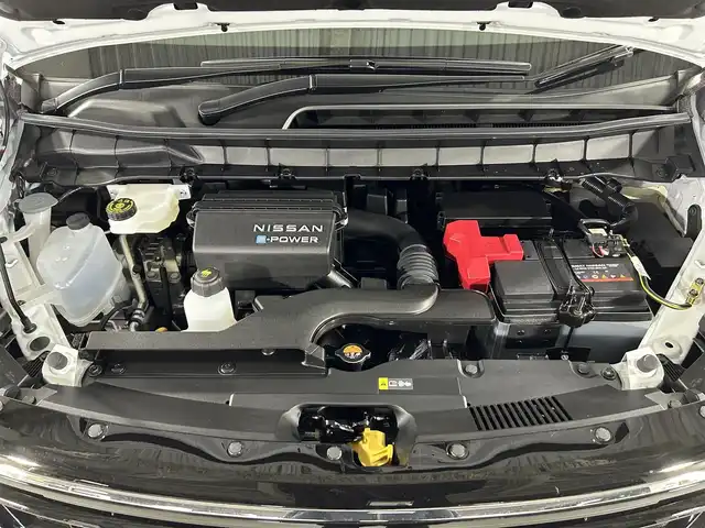 日産 セレナ e－パワー ハイウェイスター V 佐賀県 2025(令7)年 0.1千km プリズムホワイト 登録済み未使用車/純正12.3インチナビ/全方位カメラ/デジタルインナールームミラー/プロパイロット/衝突被害軽減システム/レーダークルーズコントロール/レーンアシスト/ブラインドスポットモニター/先行車発信お知らせ機能/ロードサインアシスト/オートライト/オートマチックハイビーム/LEDヘッドライト/LEDフォグライト/電動パーキング/ブレーキホールド/ビルトインETC2.0/純正ナビ内蔵型前後ドライブレコーダー/両側パワースライドドア/ハンズフリースライドドア/シートバックテーブル/ISOFIX対応/後席サンシェード/HDMI接続/置くだけ充電/純正16インチアルミホイール/スマートキー/スペアキー×１