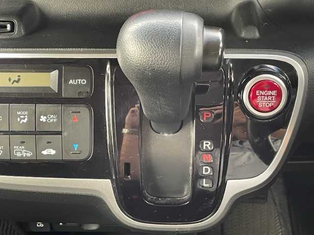 ホンダ Ｎ ＢＯＸ G SSパッケージ 茨城県 2017(平29)年 1.8万km ブリティッシュグリーンP 純正7インチナビ/（AM/FM/Bluetooth接続/CD/DVD/フルセグTV）/バックカメラ/純正ETC/片側パワースライドドア/前席シートヒーター/純正フロアマット/スマートキー/ステアリングスイッチ/ドアバイザー/ヘッドライトレベライザー/横滑り防止装置/プッシュスタート
