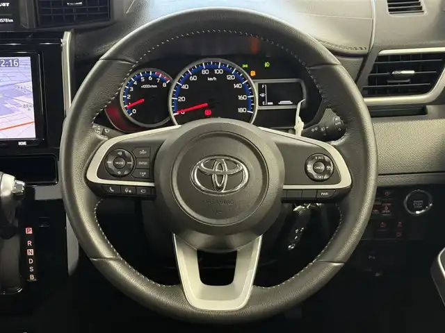 トヨタ ルーミー カスタムG 愛知県 2023(令5)年 2.1万km ブラックマイカメタリック スマートアシスト/純正9インチナビ/（Bluetooth/CD/DVD/AM/FM）/全方位カメラ/アダプティブクルーズコントロール/ETC/両側パワーバックドア/シートヒーター/オートライト/純正LEDライト/純正AW/電動格納ミラー/後席テーブル/電子パーキング/オートホールド/テレビキャンセラー/プッシュスタート/スマートキー