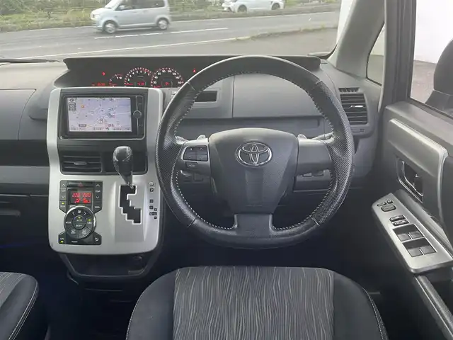 トヨタ ヴォクシー ZS 煌Ⅱ 千葉県 2012(平24)年 8.6万km ブラック (株)IDOMが運営する【じしゃロン八千代店】の自社ローン対象車両になります。こちらは現金またはオートローンご利用時の価格です。自社ローンご希望の方は別途その旨お申付け下さい/純正ナビ/純正CD/DVD/SD/BT/DTV/フリップダウンモニター/両側パワースライドドア/HID/スマートキー