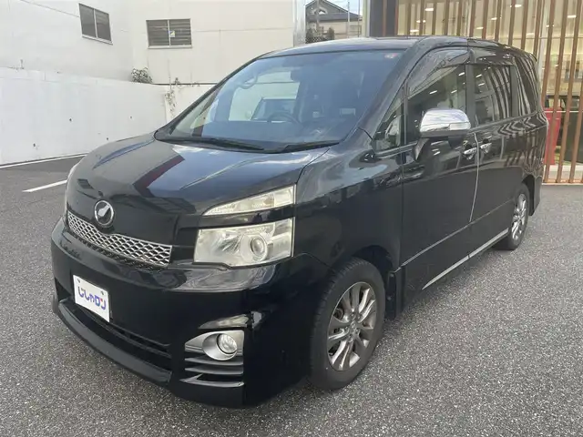 トヨタ ヴォクシー ZS 煌Ⅱ 千葉県 2012(平24)年 8.6万km ブラック (株)IDOMが運営する【じしゃロン八千代店】の自社ローン対象車両になります。こちらは現金またはオートローンご利用時の価格です。自社ローンご希望の方は別途その旨お申付け下さい/純正ナビ/純正CD/DVD/SD/BT/DTV/フリップダウンモニター/両側パワースライドドア/HID/スマートキー