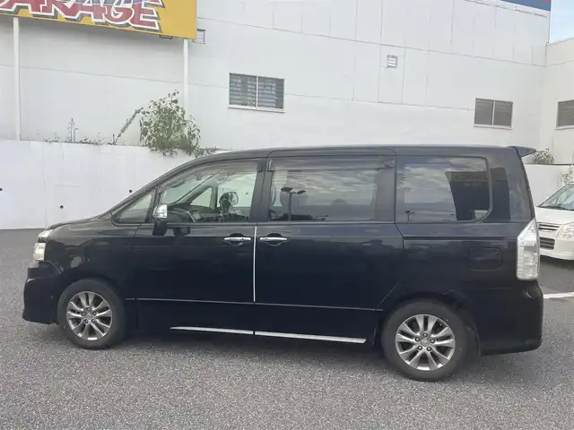 トヨタ ヴォクシー ZS 煌Ⅱ 千葉県 2012(平24)年 8.6万km ブラック (株)IDOMが運営する【じしゃロン八千代店】の自社ローン対象車両になります。こちらは現金またはオートローンご利用時の価格です。自社ローンご希望の方は別途その旨お申付け下さい/純正ナビ/純正CD/DVD/SD/BT/DTV/フリップダウンモニター/両側パワースライドドア/HID/スマートキー