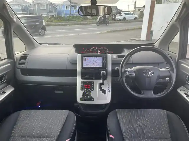 トヨタ ヴォクシー ZS 煌Ⅱ 千葉県 2012(平24)年 8.6万km ブラック (株)IDOMが運営する【じしゃロン八千代店】の自社ローン対象車両になります。こちらは現金またはオートローンご利用時の価格です。自社ローンご希望の方は別途その旨お申付け下さい/純正ナビ/純正CD/DVD/SD/BT/DTV/フリップダウンモニター/両側パワースライドドア/HID/スマートキー