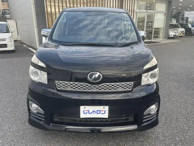 トヨタ ヴォクシー ZS 煌Ⅱ 千葉県 2012(平24)年 8.6万km ブラック (株)IDOMが運営する【じしゃロン八千代店】の自社ローン対象車両になります。こちらは現金またはオートローンご利用時の価格です。自社ローンご希望の方は別途その旨お申付け下さい/純正ナビ/純正CD/DVD/SD/BT/DTV/フリップダウンモニター/両側パワースライドドア/HID/スマートキー