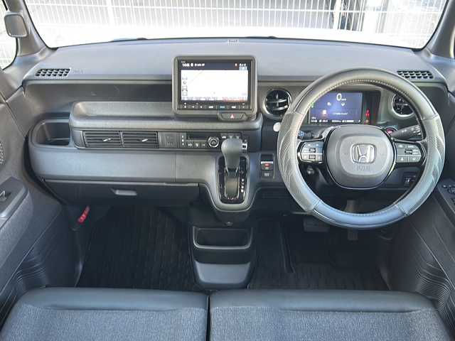 ホンダ Ｎ ＢＯＸ カスタム 愛知県 2024(令6)年 0.4万km プラチナホワイトパール ワンオーナー/禁煙車/純正８インチナビ/バックカメラ/両側パワースライドドア/前方ドライブレコーダー（DRH-229ND）/前席シートヒーター/Honda　SENSING/・衝突軽減ブレーキ/・先行者発進お知らせ機能/・歩行者事故低減ステアリング/・路外逸脱抑制機能/・渋滞追従機能付クルーズコントロール/・車線維持支援システム/・オートハイビーム/・パーキングアシスト/・近距離衝突軽減ブレーキ/オートブレーキホールド/クリアランスソナー/タイプC充電口/LEDヘッドライト/オートライト/ヘッドライトレベライザー/純正フロアマット/ISOFIX/ディーラー整備記録簿（R7/3・R7/7）/保証書/取扱説明書/スペアスマートキー