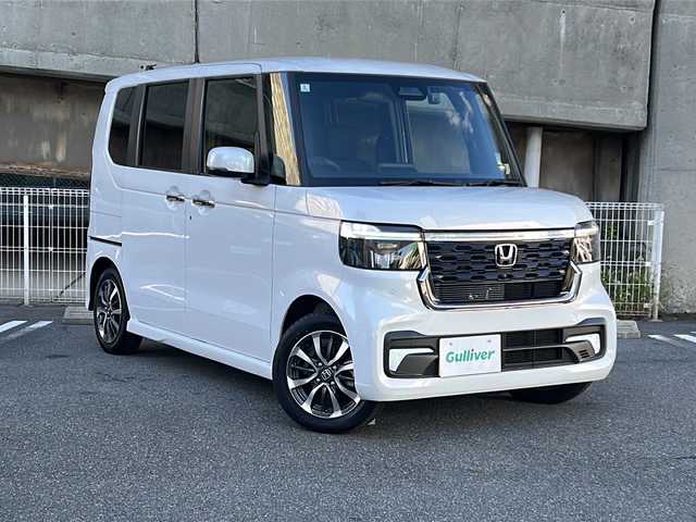 ホンダ Ｎ ＢＯＸ カスタム 愛知県 2024(令6)年 0.4万km プラチナホワイトパール ワンオーナー/禁煙車/純正８インチナビ/バックカメラ/両側パワースライドドア/前方ドライブレコーダー（DRH-229ND）/前席シートヒーター/Honda　SENSING/・衝突軽減ブレーキ/・先行者発進お知らせ機能/・歩行者事故低減ステアリング/・路外逸脱抑制機能/・渋滞追従機能付クルーズコントロール/・車線維持支援システム/・オートハイビーム/・パーキングアシスト/・近距離衝突軽減ブレーキ/オートブレーキホールド/クリアランスソナー/タイプC充電口/LEDヘッドライト/オートライト/ヘッドライトレベライザー/純正フロアマット/ISOFIX/ディーラー整備記録簿（R7/3・R7/7）/保証書/取扱説明書/スペアスマートキー