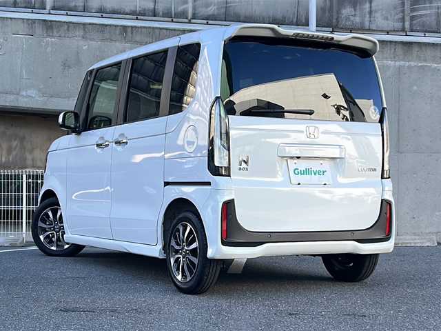 ホンダ Ｎ ＢＯＸ カスタム 愛知県 2024(令6)年 0.4万km プラチナホワイトパール ワンオーナー/禁煙車/純正８インチナビ/バックカメラ/両側パワースライドドア/前方ドライブレコーダー（DRH-229ND）/前席シートヒーター/Honda　SENSING/・衝突軽減ブレーキ/・先行者発進お知らせ機能/・歩行者事故低減ステアリング/・路外逸脱抑制機能/・渋滞追従機能付クルーズコントロール/・車線維持支援システム/・オートハイビーム/・パーキングアシスト/・近距離衝突軽減ブレーキ/オートブレーキホールド/クリアランスソナー/タイプC充電口/LEDヘッドライト/オートライト/ヘッドライトレベライザー/純正フロアマット/ISOFIX/ディーラー整備記録簿（R7/3・R7/7）/保証書/取扱説明書/スペアスマートキー