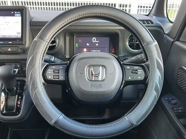 ホンダ Ｎ ＢＯＸ カスタム 愛知県 2024(令6)年 0.4万km プラチナホワイトパール ワンオーナー/禁煙車/純正８インチナビ/バックカメラ/両側パワースライドドア/前方ドライブレコーダー（DRH-229ND）/前席シートヒーター/Honda　SENSING/・衝突軽減ブレーキ/・先行者発進お知らせ機能/・歩行者事故低減ステアリング/・路外逸脱抑制機能/・渋滞追従機能付クルーズコントロール/・車線維持支援システム/・オートハイビーム/・パーキングアシスト/・近距離衝突軽減ブレーキ/オートブレーキホールド/クリアランスソナー/タイプC充電口/LEDヘッドライト/オートライト/ヘッドライトレベライザー/純正フロアマット/ISOFIX/ディーラー整備記録簿（R7/3・R7/7）/保証書/取扱説明書/スペアスマートキー