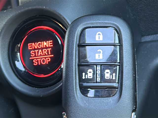 ホンダ Ｎ ＢＯＸ カスタム 愛知県 2024(令6)年 0.4万km プラチナホワイトパール ワンオーナー/禁煙車/純正８インチナビ/バックカメラ/両側パワースライドドア/前方ドライブレコーダー（DRH-229ND）/前席シートヒーター/Honda　SENSING/・衝突軽減ブレーキ/・先行者発進お知らせ機能/・歩行者事故低減ステアリング/・路外逸脱抑制機能/・渋滞追従機能付クルーズコントロール/・車線維持支援システム/・オートハイビーム/・パーキングアシスト/・近距離衝突軽減ブレーキ/オートブレーキホールド/クリアランスソナー/タイプC充電口/LEDヘッドライト/オートライト/ヘッドライトレベライザー/純正フロアマット/ISOFIX/ディーラー整備記録簿（R7/3・R7/7）/保証書/取扱説明書/スペアスマートキー