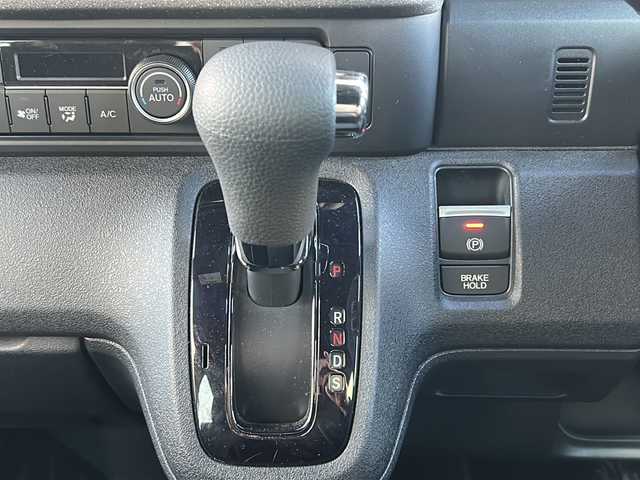 ホンダ Ｎ ＢＯＸ カスタム 愛知県 2024(令6)年 0.4万km プラチナホワイトパール ワンオーナー/禁煙車/純正８インチナビ/バックカメラ/両側パワースライドドア/前方ドライブレコーダー（DRH-229ND）/前席シートヒーター/Honda　SENSING/・衝突軽減ブレーキ/・先行者発進お知らせ機能/・歩行者事故低減ステアリング/・路外逸脱抑制機能/・渋滞追従機能付クルーズコントロール/・車線維持支援システム/・オートハイビーム/・パーキングアシスト/・近距離衝突軽減ブレーキ/オートブレーキホールド/クリアランスソナー/タイプC充電口/LEDヘッドライト/オートライト/ヘッドライトレベライザー/純正フロアマット/ISOFIX/ディーラー整備記録簿（R7/3・R7/7）/保証書/取扱説明書/スペアスマートキー